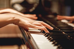 Apprenez à votre rythme à jouer vos musiques préférées au piano - Mazik