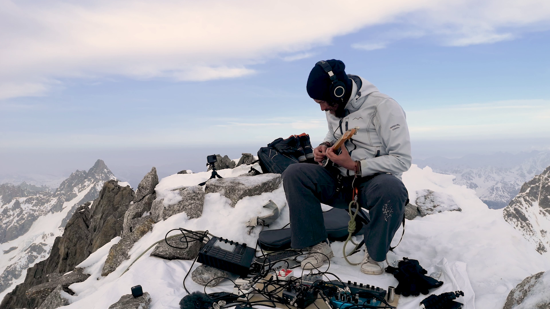 Kwoon en solo sur l’aiguille du Triolet (massif du Mont Blanc).