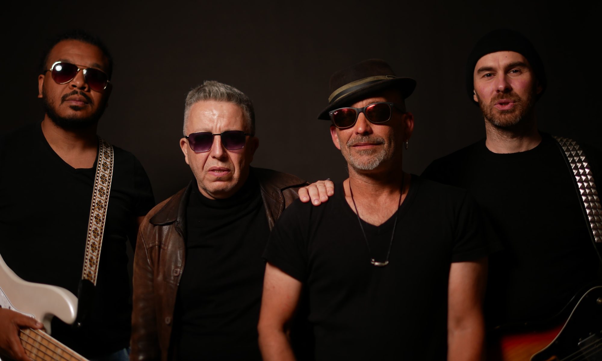 Salah Khaïli - batterie Eric D Larsen - chant, harmonica, guitare Emmanuel Sunee - basse Christophe "Tito" Taddei - guitare