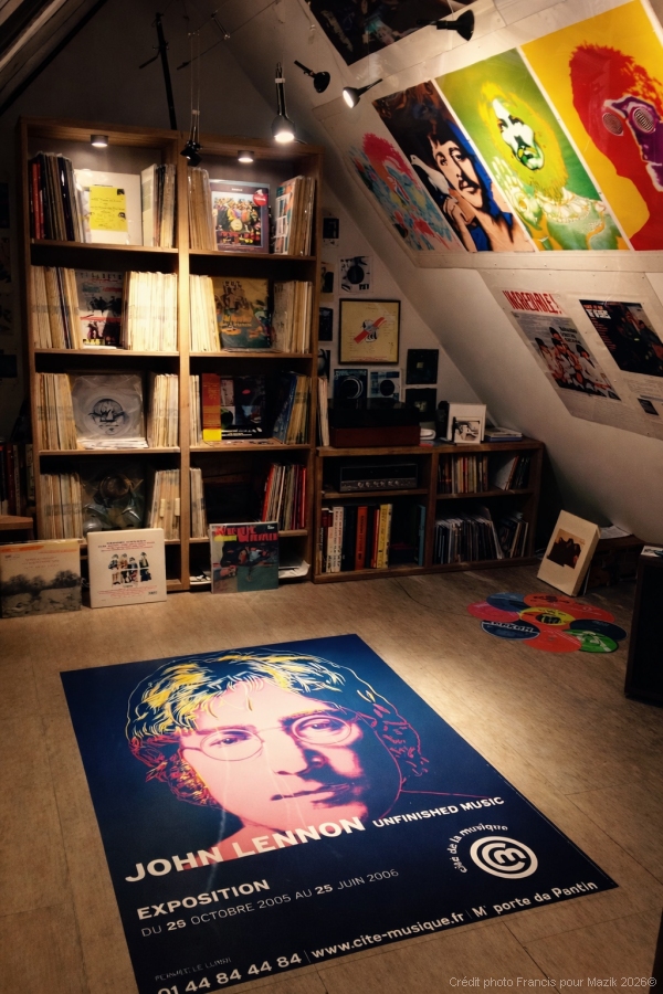 poster de l'exposition John Lennon Le Musée Beatles For Ever, trésor caché et confidentiel 