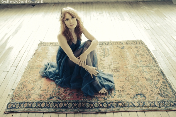 Alicia Witt annonce l'album Between Heaven and Earth avec le single Freeze Frame, un titre lumineux entre piano, pop et émotion.